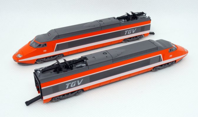 Les deux motrices du TGV Sud-Est de Kato